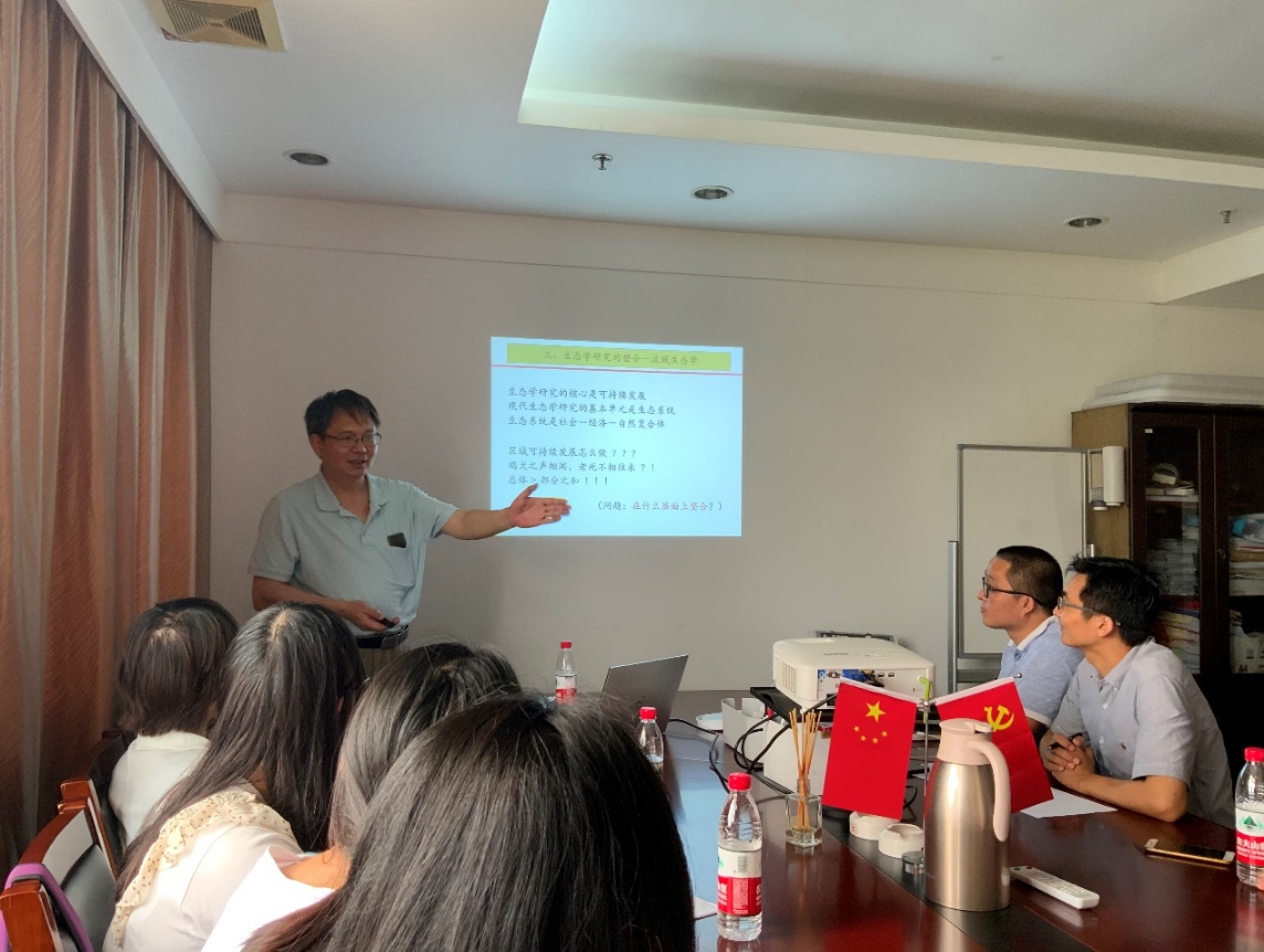 一群人在厨房里描述已自动生成